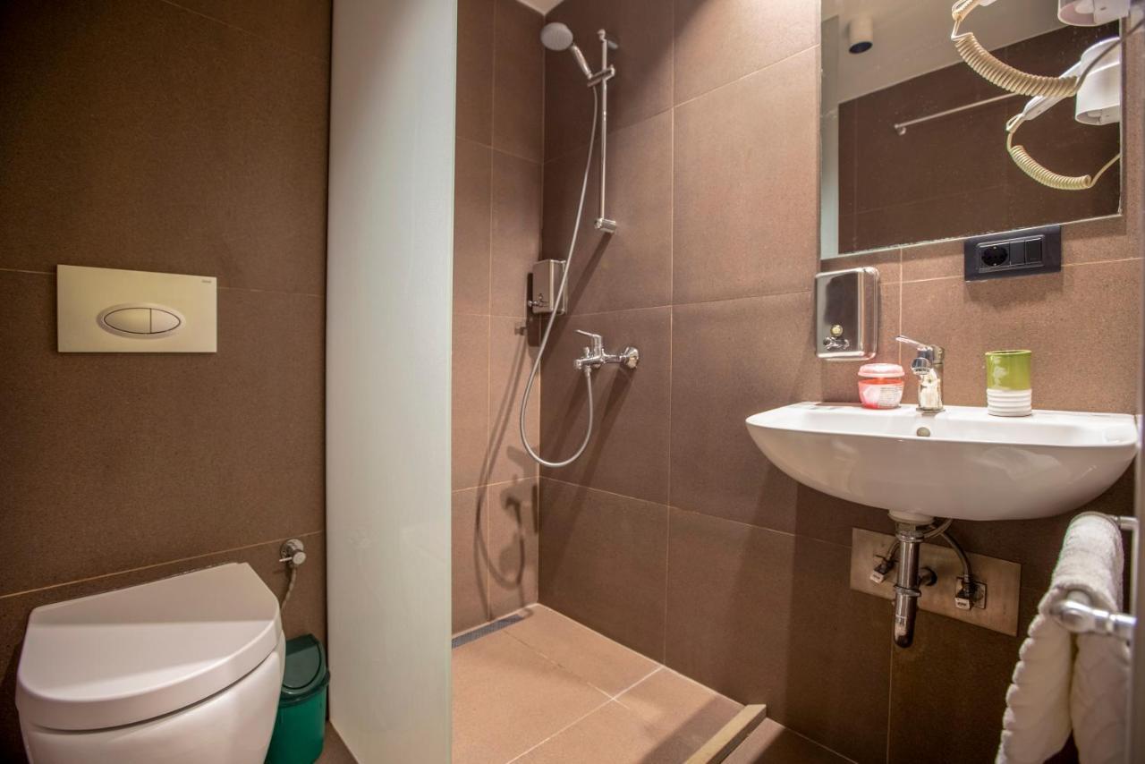 Hotel 4 Llulla بريشتاين المظهر الخارجي الصورة