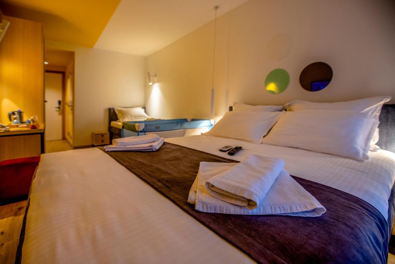 Hotel 4 Llulla بريشتاين المظهر الخارجي الصورة