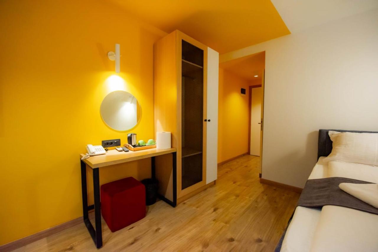 Hotel 4 Llulla بريشتاين المظهر الخارجي الصورة